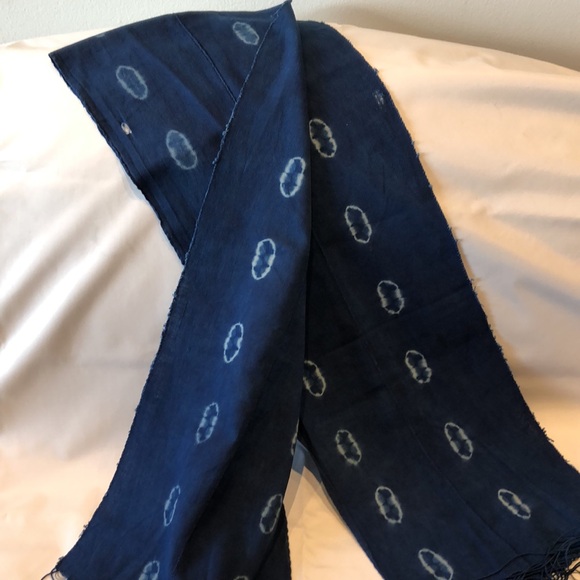 Blue and white African scarf with fringes - Picture 2 of 3